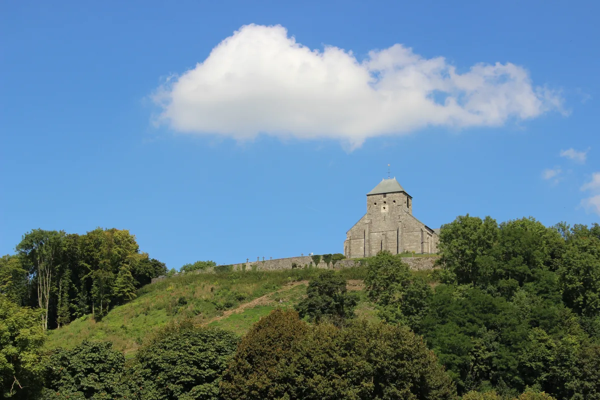 L’église Notre-Dame-de-Bonne-Garde et le mur d’enceinte de Dun-Haut