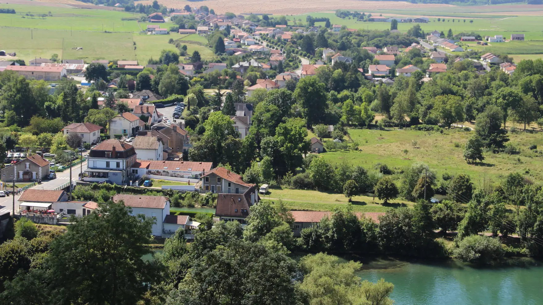 Dun-sur-Meuse et la vallée de la Meuse vues depuis la ville haute