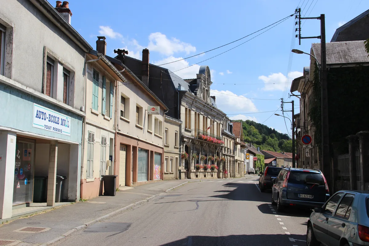 La rue principale de Dun-sur-Meuse et ses commerces